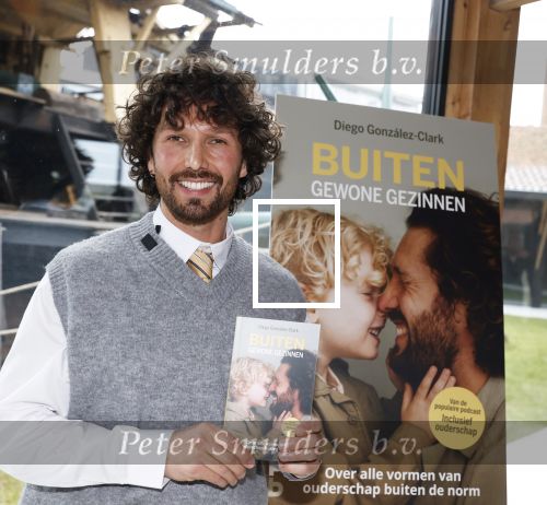 Amsterdam 30 januari 2026
Buiten gewone gezinnen, het nieuwe boek van acteur, columnist en podcastmaker Diego Gonzalez-Clark is vandaag gepresenteerd. Chantal Janzen ontving het eerste boek .