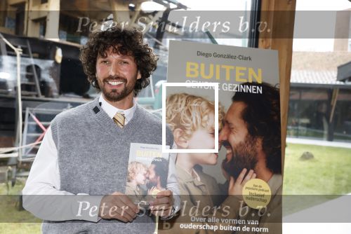 Amsterdam 30 januari 2026
Buiten gewone gezinnen, het nieuwe boek van acteur, columnist en podcastmaker Diego Gonzalez-Clark is vandaag gepresenteerd. Chantal Janzen ontving het eerste boek .
