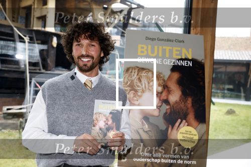 Amsterdam 30 januari 2026
Buiten gewone gezinnen, het nieuwe boek van acteur, columnist en podcastmaker Diego Gonzalez-Clark is vandaag gepresenteerd. Chantal Janzen ontving het eerste boek .