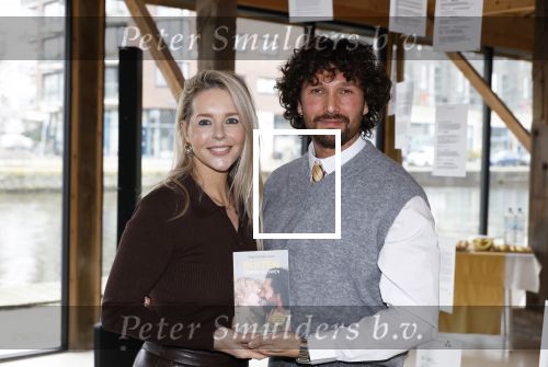 Amsterdam 30 januari 2026
Buiten gewone gezinnen, het nieuwe boek van acteur, columnist en podcastmaker Diego Gonzalez-Clark is vandaag gepresenteerd. Chantal Janzen ontving het eerste boek .