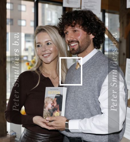 Amsterdam 30 januari 2026
Buiten gewone gezinnen, het nieuwe boek van acteur, columnist en podcastmaker Diego Gonzalez-Clark is vandaag gepresenteerd. Chantal Janzen ontving het eerste boek .