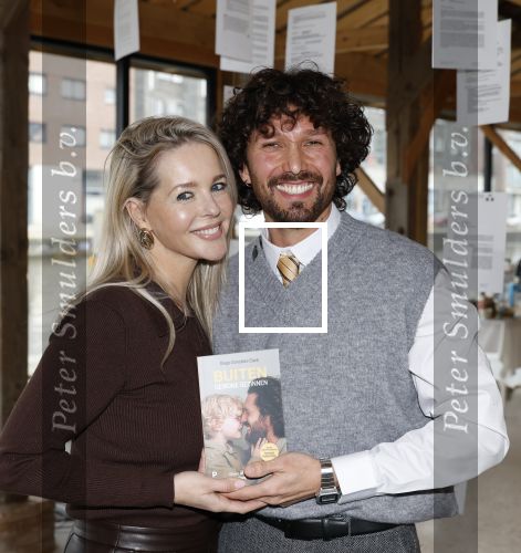 Amsterdam 30 januari 2026
Buiten gewone gezinnen, het nieuwe boek van acteur, columnist en podcastmaker Diego Gonzalez-Clark is vandaag gepresenteerd. Chantal Janzen ontving het eerste boek .