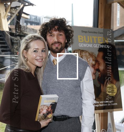 Amsterdam 30 januari 2026
Buiten gewone gezinnen, het nieuwe boek van acteur, columnist en podcastmaker Diego Gonzalez-Clark is vandaag gepresenteerd. Chantal Janzen ontving het eerste boek .
