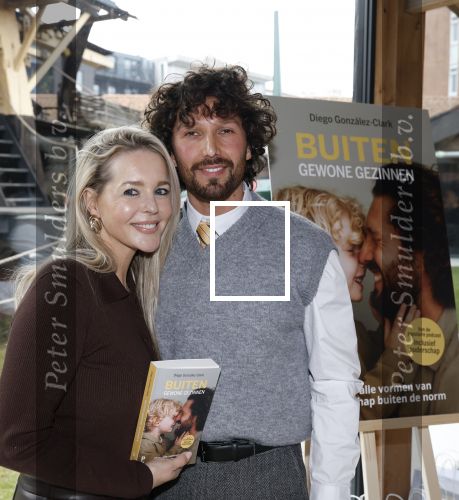 Amsterdam 30 januari 2026
Buiten gewone gezinnen, het nieuwe boek van acteur, columnist en podcastmaker Diego Gonzalez-Clark is vandaag gepresenteerd. Chantal Janzen ontving het eerste boek .