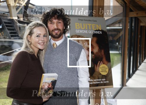 Amsterdam 30 januari 2026
Buiten gewone gezinnen, het nieuwe boek van acteur, columnist en podcastmaker Diego Gonzalez-Clark is vandaag gepresenteerd. Chantal Janzen ontving het eerste boek .