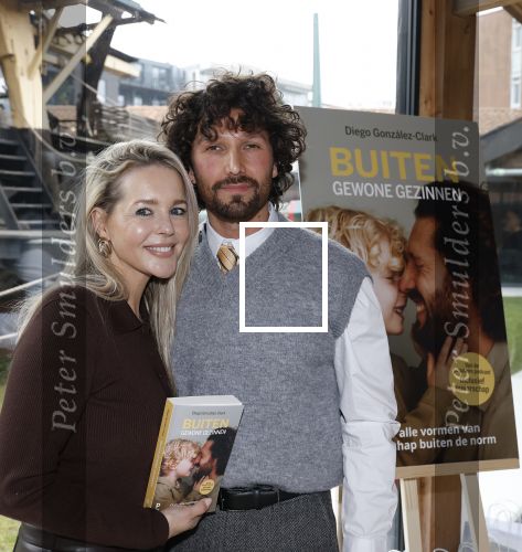 Amsterdam 30 januari 2026
Buiten gewone gezinnen, het nieuwe boek van acteur, columnist en podcastmaker Diego Gonzalez-Clark is vandaag gepresenteerd. Chantal Janzen ontving het eerste boek .
