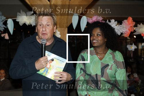 Castricum 22 maart 2025
Boek presentatie Emma Lacroix de kleindochter van Henny Huisman en Lia Huisman . Haar verloofde Maurits presenteerde de middag . Henny ontving het eerste boek in restaurant het Ruyterhuis. Het Ruyterhuis is van Nikkie en Frank Lacroix de ouders van Emma.