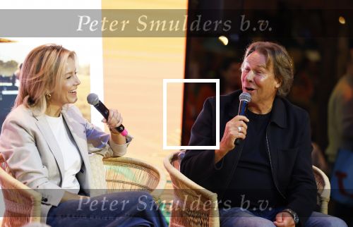 Den Bosch 7 februari 2026
Hans Kraay en zijn vrouw Sofie Kraay op het vakantiefestival in de brabanthallen in Den Bosch .
Khalid Kasem interviewde ze in de stand van D Reizen waar ze commercials voor opgenomen hebben