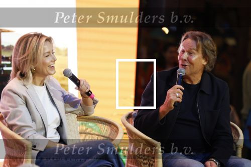 Den Bosch 7 februari 2026
Hans Kraay en zijn vrouw Sofie Kraay op het vakantiefestival in de brabanthallen in Den Bosch .
Khalid Kasem interviewde ze in de stand van D Reizen waar ze commercials voor opgenomen hebben