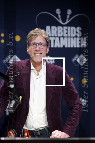Hilversum 19 februari 2026
Rick van Velthuysen, Bas Westerweel, Hans Schiffers en Mirjam Verhoef tijdens de viering van het 80-jarig jubileum van Arbeidsvitaminen. Het langstlopende nationale radioprogramma viert dit met een live-uitzending vanuit de Vioolkist in Hilversum