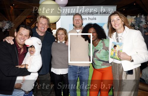 Castricum 22 maart 2025
Boek presentatie Emma Lacroix de kleindochter van Henny Huisman en Lia Huisman . Haar verloofde Maurits presenteerde de middag . Henny ontving het eerste boek in restaurant het Ruyterhuis. Het Ruyterhuis is van Nikkie en Frank Lacroix de ouders van Emma.