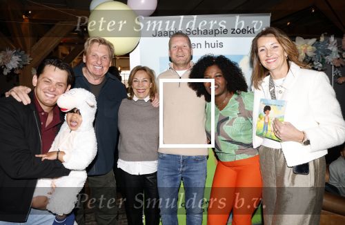 Castricum 22 maart 2025
Boek presentatie Emma Lacroix de kleindochter van Henny Huisman en Lia Huisman . Haar verloofde Maurits presenteerde de middag . Henny ontving het eerste boek in restaurant het Ruyterhuis. Het Ruyterhuis is van Nikkie en Frank Lacroix de ouders van Emma.
