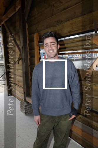 Amsterdam 30 januari 2026
Buiten gewone gezinnen, het nieuwe boek van acteur, columnist en podcastmaker Diego Gonzalez-Clark is vandaag gepresenteerd. Chantal Janzen ontving het eerste boek . Hugo Kennis