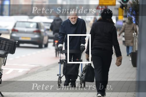 Amsterdam 28 januari 2026
Hugo Metsers wandelend met rollator op straat in Amsterdam zuid.