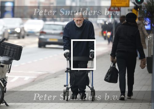 Amsterdam 28 januari 2026
Hugo Metsers wandelend met rollator op straat in Amsterdam zuid.