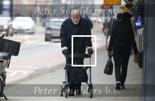 Amsterdam 28 januari 2026
Hugo Metsers wandelend met rollator op straat in Amsterdam zuid.