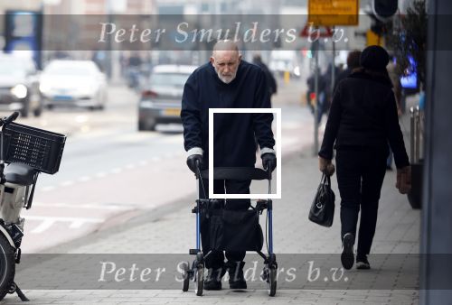 Amsterdam 28 januari 2026
Hugo Metsers wandelend met rollator op straat in Amsterdam zuid.