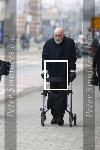 Amsterdam 28 januari 2026
Hugo Metsers wandelend met rollator op straat in Amsterdam zuid.
