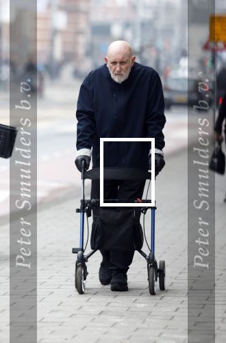 Amsterdam 28 januari 2026
Hugo Metsers wandelend met rollator op straat in Amsterdam zuid.