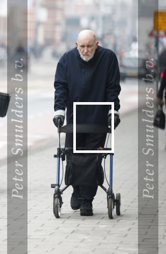 Amsterdam 28 januari 2026
Hugo Metsers wandelend met rollator op straat in Amsterdam zuid.