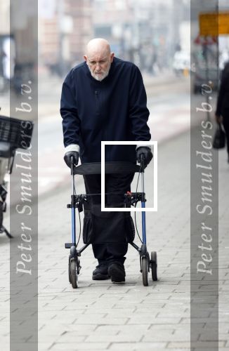 Amsterdam 28 januari 2026
Hugo Metsers wandelend met rollator op straat in Amsterdam zuid.