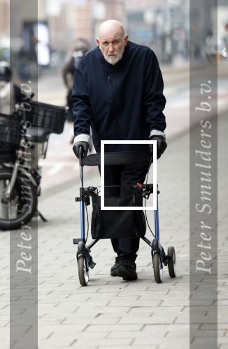 Amsterdam 28 januari 2026
Hugo Metsers wandelend met rollator op straat in Amsterdam zuid.