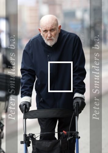 Amsterdam 28 januari 2026
Hugo Metsers wandelend met rollator op straat in Amsterdam zuid.