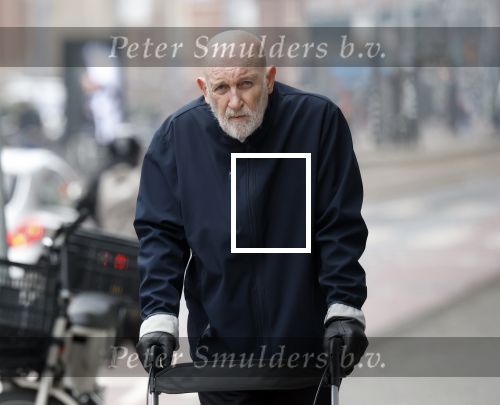 Amsterdam 28 januari 2026
Hugo Metsers wandelend met rollator op straat in Amsterdam zuid.