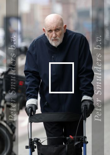Amsterdam 28 januari 2026
Hugo Metsers wandelend met rollator op straat in Amsterdam zuid.