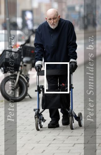 Amsterdam 28 januari 2026
Hugo Metsers wandelend met rollator op straat in Amsterdam zuid.