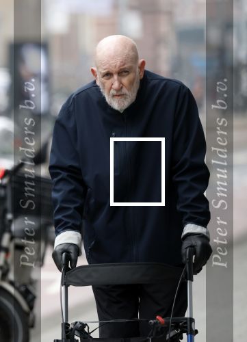 Amsterdam 28 januari 2026
Hugo Metsers wandelend met rollator op straat in Amsterdam zuid.