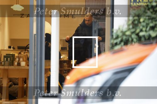 Amsterdam 16 februari 2026
Johnny Heitinga en zijn vrouw charlotte Heitinga ( op krukken) doen boodschappen bijm Zara Home