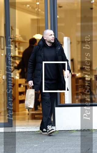 Amsterdam 16 februari 2026
Johnny Heitinga en zijn vrouw charlotte Heitinga ( op krukken) doen boodschappen bijm Zara Home