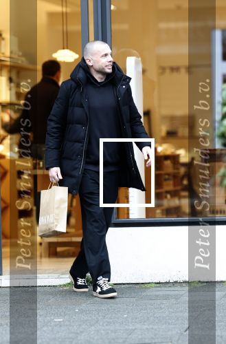 Amsterdam 16 februari 2026
Johnny Heitinga en zijn vrouw charlotte Heitinga ( op krukken) doen boodschappen bijm Zara Home