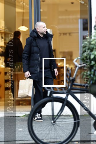 Amsterdam 16 februari 2026
Johnny Heitinga en zijn vrouw charlotte Heitinga ( op krukken) doen boodschappen bijm Zara Home