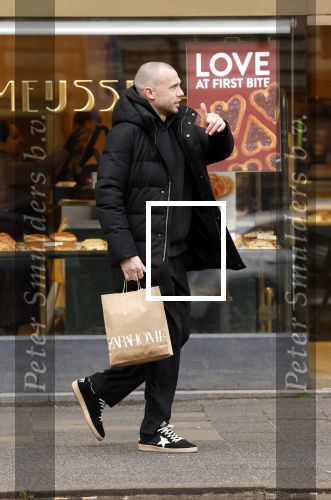 Amsterdam 16 februari 2026
Johnny Heitinga en zijn vrouw charlotte Heitinga ( op krukken) doen boodschappen bijm Zara Home