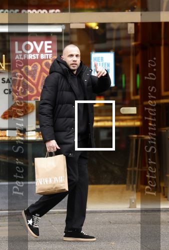 Amsterdam 16 februari 2026
Johnny Heitinga en zijn vrouw charlotte Heitinga ( op krukken) doen boodschappen bijm Zara Home