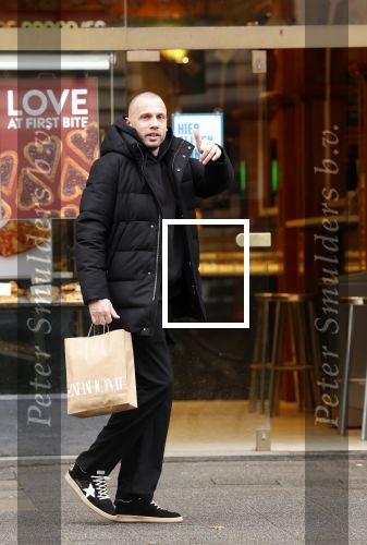 Amsterdam 16 februari 2026
Johnny Heitinga en zijn vrouw charlotte Heitinga ( op krukken) doen boodschappen bijm Zara Home