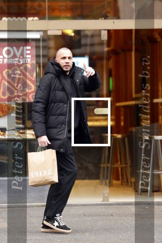 Amsterdam 16 februari 2026
Johnny Heitinga en zijn vrouw charlotte Heitinga ( op krukken) doen boodschappen bijm Zara Home