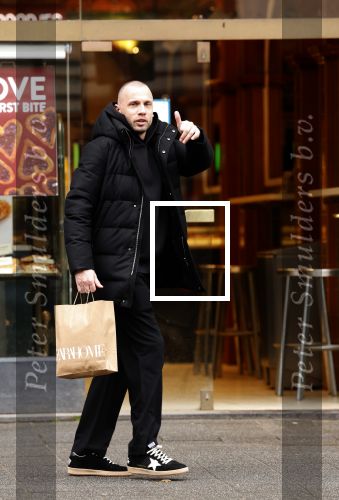 Amsterdam 16 februari 2026
Johnny Heitinga en zijn vrouw charlotte Heitinga ( op krukken) doen boodschappen bijm Zara Home