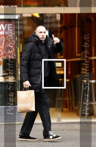 Amsterdam 16 februari 2026
Johnny Heitinga en zijn vrouw charlotte Heitinga ( op krukken) doen boodschappen bijm Zara Home
