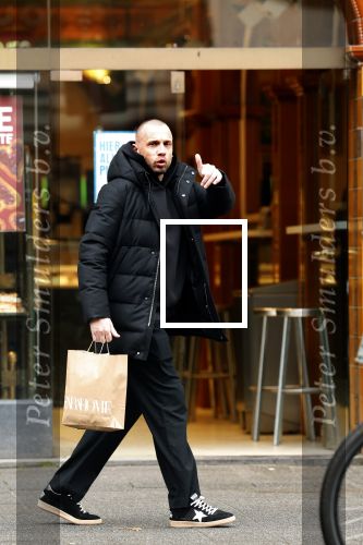 Amsterdam 16 februari 2026
Johnny Heitinga en zijn vrouw charlotte Heitinga ( op krukken) doen boodschappen bijm Zara Home