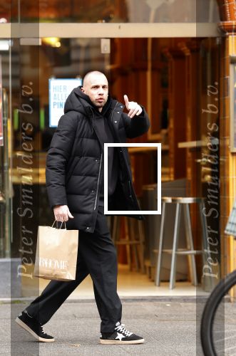 Amsterdam 16 februari 2026
Johnny Heitinga en zijn vrouw charlotte Heitinga ( op krukken) doen boodschappen bijm Zara Home