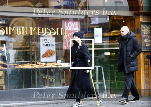 Amsterdam 16 februari 2026
Johnny Heitinga en zijn vrouw charlotte Heitinga ( op krukken) doen boodschappen bijm Zara Home