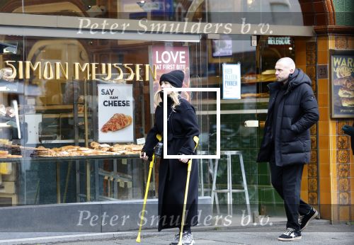 Amsterdam 16 februari 2026
Johnny Heitinga en zijn vrouw charlotte Heitinga ( op krukken) doen boodschappen bijm Zara Home