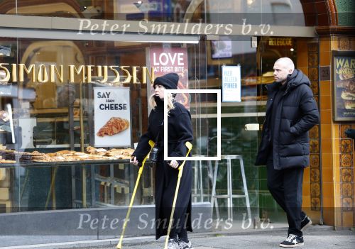Amsterdam 16 februari 2026
Johnny Heitinga en zijn vrouw charlotte Heitinga ( op krukken) doen boodschappen bijm Zara Home