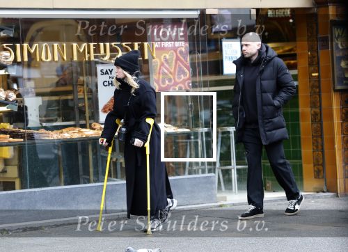 Amsterdam 16 februari 2026
Johnny Heitinga en zijn vrouw charlotte Heitinga ( op krukken) doen boodschappen bijm Zara Home