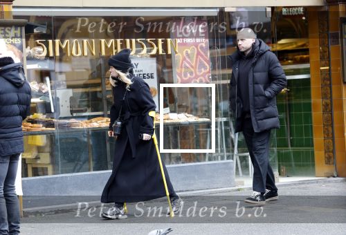 Amsterdam 16 februari 2026
Johnny Heitinga en zijn vrouw charlotte Heitinga ( op krukken) doen boodschappen bijm Zara Home