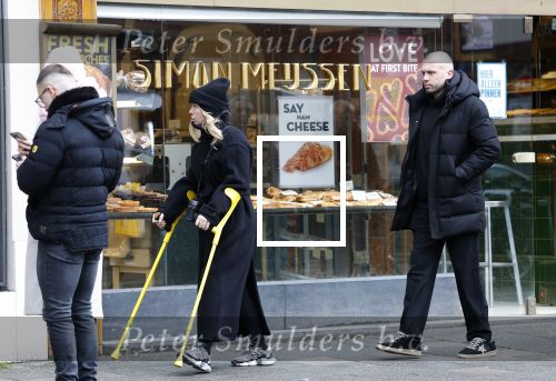 Amsterdam 16 februari 2026
Johnny Heitinga en zijn vrouw charlotte Heitinga ( op krukken) doen boodschappen bijm Zara Home
