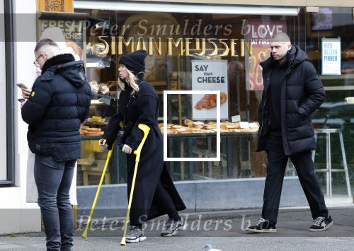 Amsterdam 16 februari 2026
Johnny Heitinga en zijn vrouw charlotte Heitinga ( op krukken) doen boodschappen bijm Zara Home